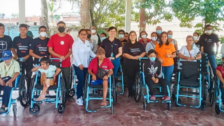 Voluntarios de Telefónica entregan sillas de ruedas para personas con discapacidad de Belén