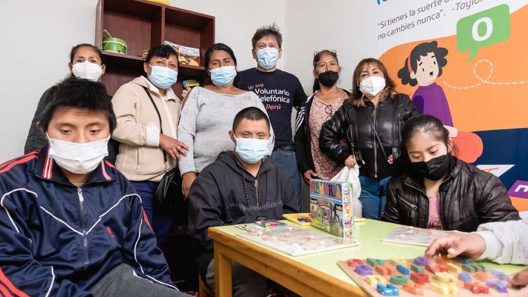 Voluntarios Telefónica inauguraron salas de terapias gratuitas para niños con discapacidad